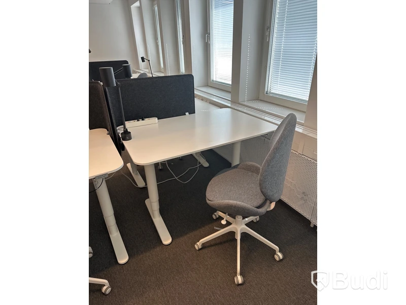 4 st. Höj och sänkbara skrivbord samt 4 st. Kontorsstolar