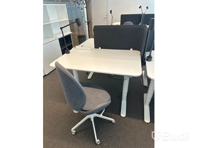 4 st. Höj och sänkbara skrivbord samt 4 st. Kontorsstolar