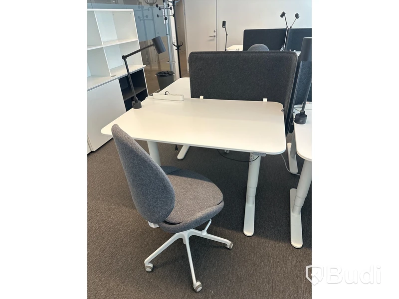 4 st. Höj och sänkbara skrivbord samt 4 st. Kontorsstolar