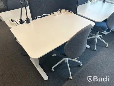 4 st. Höj och sänkbara skrivbord samt 4 st. Kontorsstolar