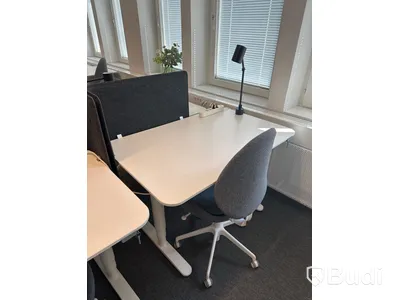 4 st. Höj och sänkbara skrivbord samt 4 st. Kontorsstolar