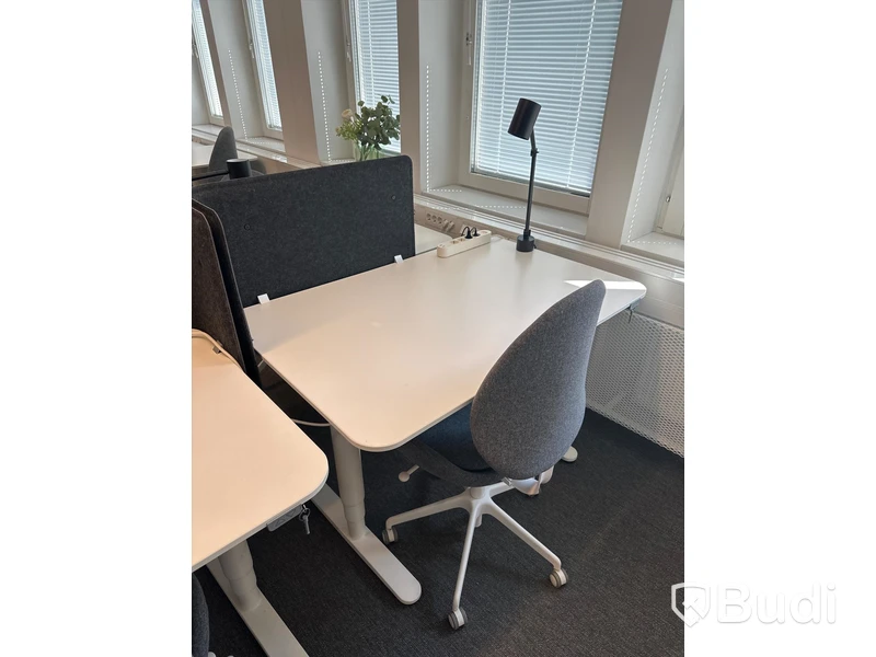 4 st. Höj och sänkbara skrivbord samt 4 st. Kontorsstolar