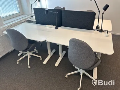 4 st. Höj och sänkbara skrivbord samt 4 st. Kontorsstolar