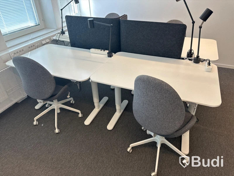 4 st. Höj och sänkbara skrivbord samt 4 st. Kontorsstolar