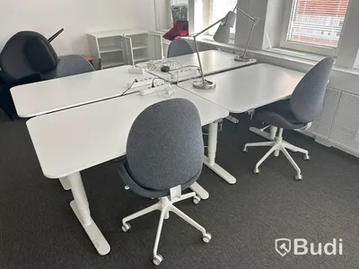4 st. Höj och sänkbara skrivbord samt 4 st. Kontorsstolar