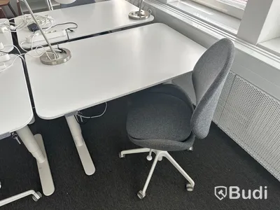 4 st. Höj och sänkbara skrivbord samt 4 st. Kontorsstolar