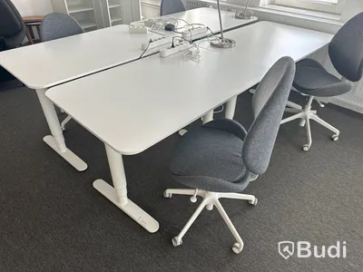4 st. Höj och sänkbara skrivbord samt 4 st. Kontorsstolar