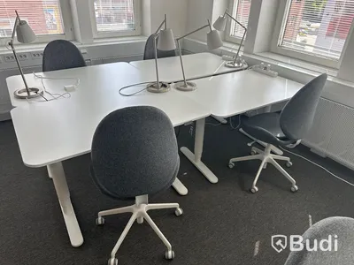 4 st. Höj och sänkbara skrivbord samt 4 st. Kontorsstolar