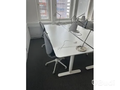 4 st. Höj och sänkbara skrivbord samt 4 st. Kontorsstolar