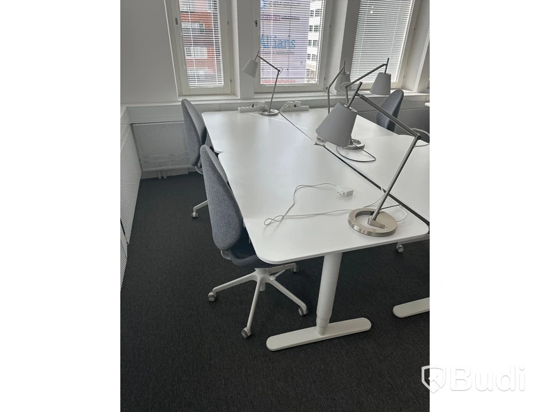 4 st. Höj och sänkbara skrivbord samt 4 st. Kontorsstolar