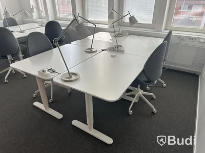 4 st. Höj och sänkbara skrivbord samt 4 st. Kontorsstolar