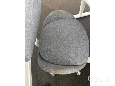 4 st. Höj och sänkbara skrivbord samt 4 st. Kontorsstolar