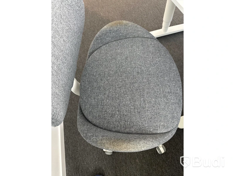 4 st. Höj och sänkbara skrivbord samt 4 st. Kontorsstolar