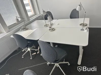 4 st. Höj och sänkbara skrivbord samt 4 st. Kontorsstolar