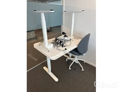 4 st. Höj och sänkbara skrivbord samt 3 st. kontorsstolar samt 4 st. skåp