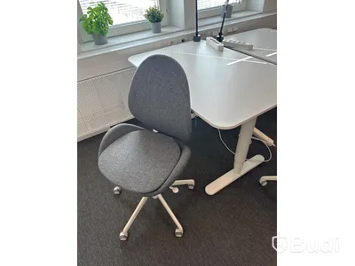 4 st. Höj och sänkbara skrivbord samt 3 st. kontorsstolar samt 4 st. skåp