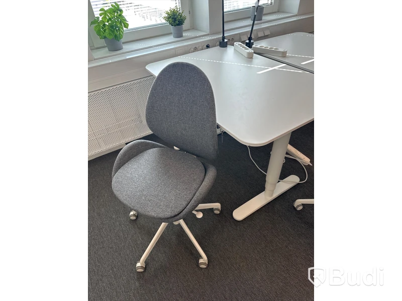 4 st. Höj och sänkbara skrivbord samt 3 st. kontorsstolar samt 4 st. skåp
