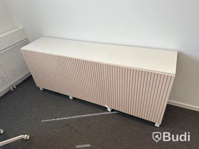 4 st. Höj och sänkbara skrivbord samt 3 st. kontorsstolar samt 4 st. skåp