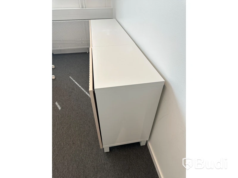 4 st. Höj och sänkbara skrivbord samt 3 st. kontorsstolar samt 4 st. skåp