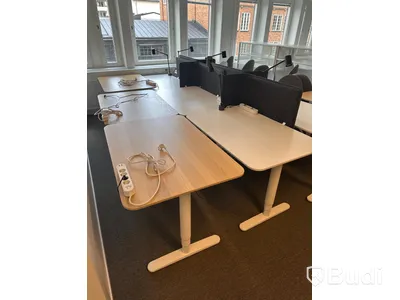10 st. Höj och sänkbara skrivbord samt 8 st. Kontorsstolar