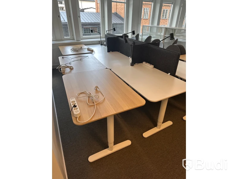 10 st. Höj och sänkbara skrivbord samt 8 st. Kontorsstolar