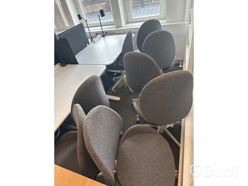 10 st. Höj och sänkbara skrivbord samt 8 st. Kontorsstolar
