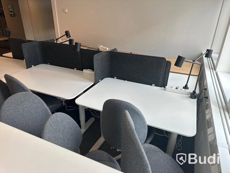10 st. Höj och sänkbara skrivbord samt 8 st. Kontorsstolar