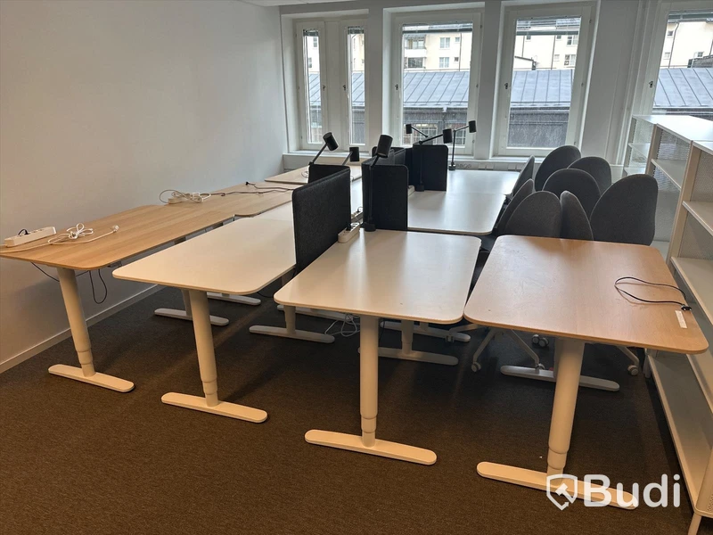 10 st. Höj och sänkbara skrivbord samt 8 st. Kontorsstolar
