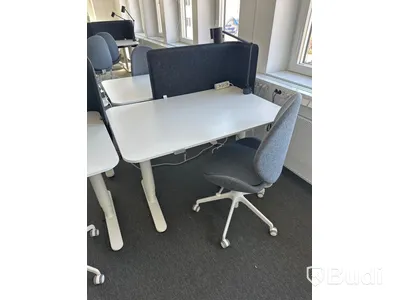 4 st. Höj och sänkbara skrivbord samt 4 st. Kontorsstolar