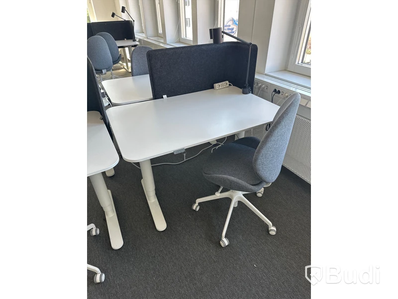 4 st. Höj och sänkbara skrivbord samt 4 st. Kontorsstolar