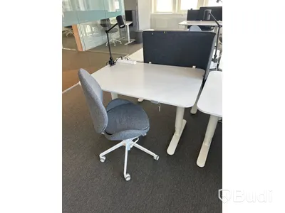 4 st. Höj och sänkbara skrivbord samt 4 st. Kontorsstolar