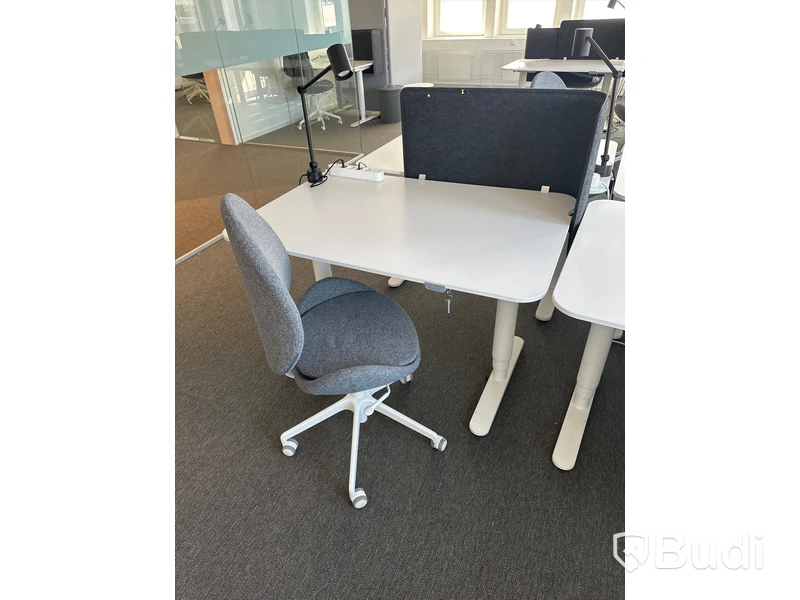 4 st. Höj och sänkbara skrivbord samt 4 st. Kontorsstolar
