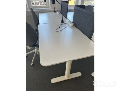 4 st. Höj och sänkbara skrivbord samt 4 st. Kontorsstolar
