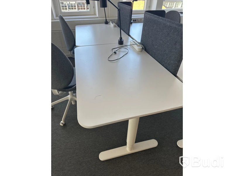 4 st. Höj och sänkbara skrivbord samt 4 st. Kontorsstolar
