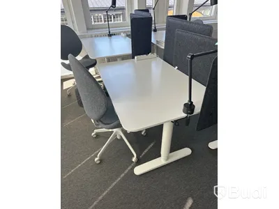 4 st. Höj och sänkbara skrivbord samt 4 st. Kontorsstolar
