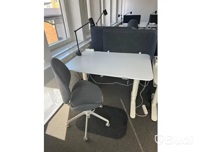4 st. Höj och sänkbara skrivbord samt 4 st. Kontorsstolar