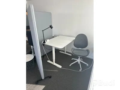 2 st. Höj och sänkbara skrivbord samt 2 st. kontorsstolar, 2 st. soptunnor samt 2 st. skiljeväggar på hjul