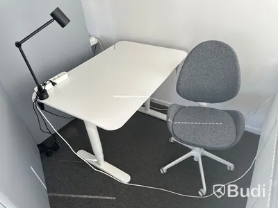 2 st. Höj och sänkbara skrivbord samt 2 st. kontorsstolar, 2 st. soptunnor samt 2 st. skiljeväggar på hjul