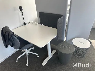 2 st. Höj och sänkbara skrivbord samt 2 st. kontorsstolar, 2 st. soptunnor samt 2 st. skiljeväggar på hjul