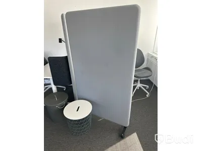 2 st. Höj och sänkbara skrivbord samt 2 st. kontorsstolar, 2 st. soptunnor samt 2 st. skiljeväggar på hjul