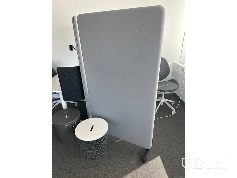 2 st. Höj och sänkbara skrivbord samt 2 st. kontorsstolar, 2 st. soptunnor samt 2 st. skiljeväggar på hjul