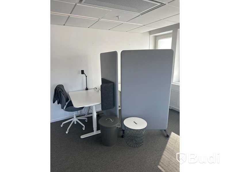 2 st. Höj och sänkbara skrivbord samt 2 st. kontorsstolar, 2 st. soptunnor samt 2 st. skiljeväggar på hjul