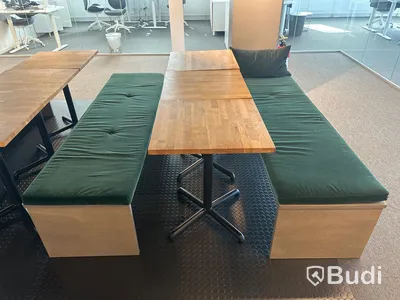 9 st. cafébord samt 5 st. bänkar med dynor