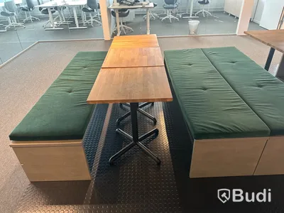 9 st. cafébord samt 5 st. bänkar med dynor