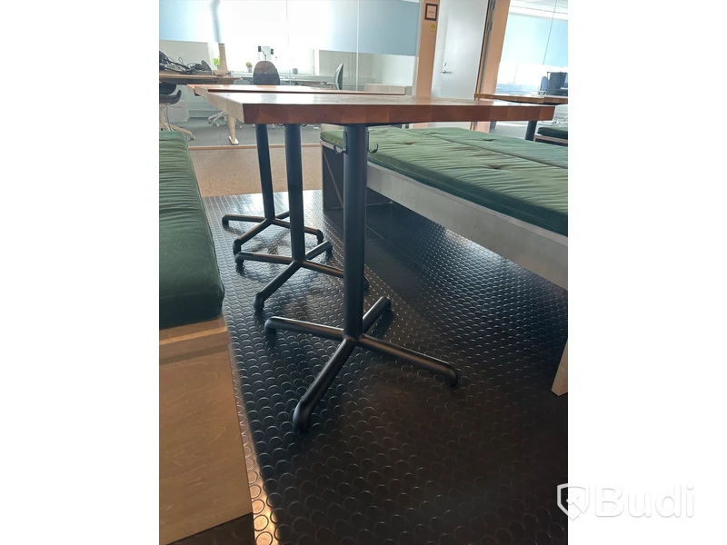 9 st. cafébord samt 5 st. bänkar med dynor