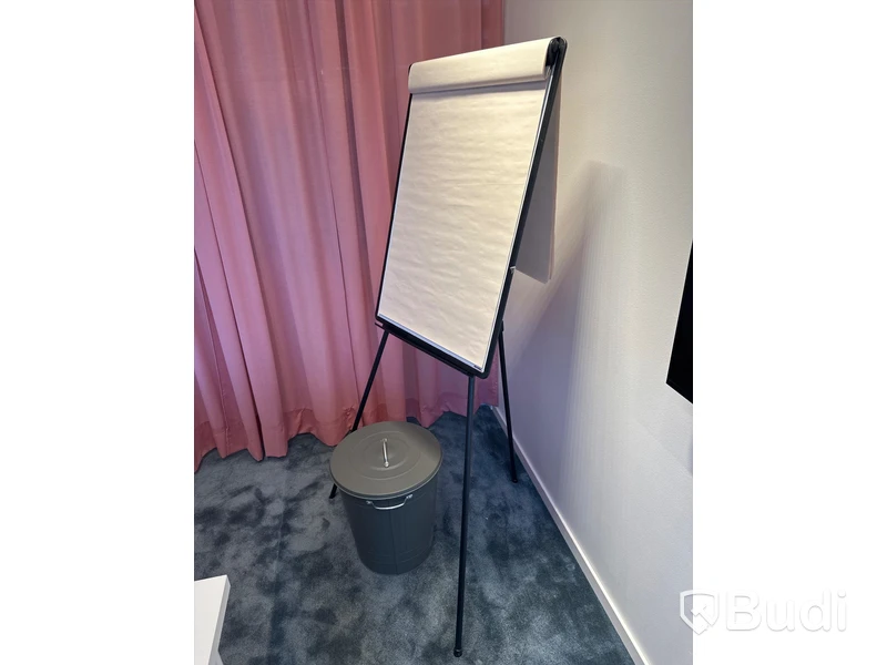 Whiteboard på stativ samt soptunna