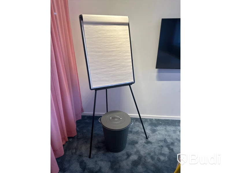 Whiteboard på stativ samt soptunna