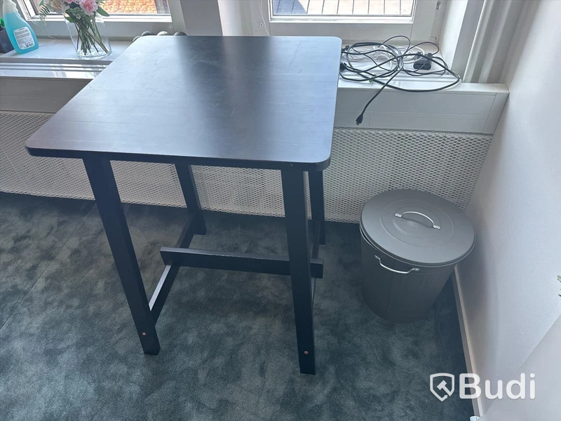 Ståbord och soptunna