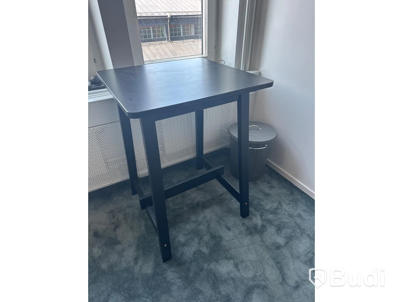 Ståbord och soptunna
