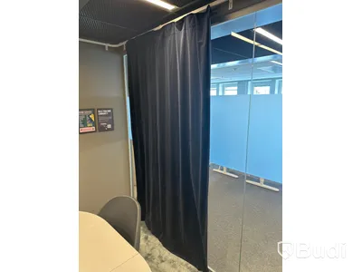 Konferensbord, 5 st. stolar, whiteboard, 3 st. gardiner samt rullbord